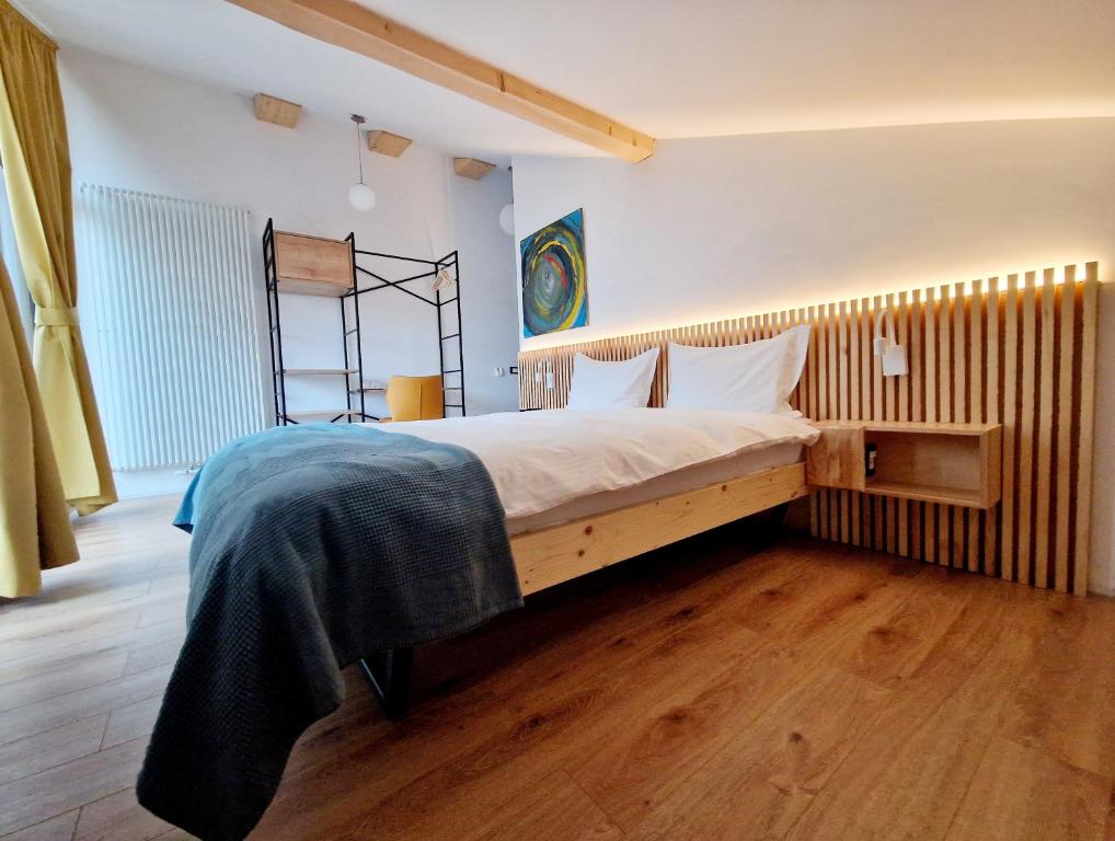 een slaapkamer met een groot bed in een kamer bij RA House in Braşov