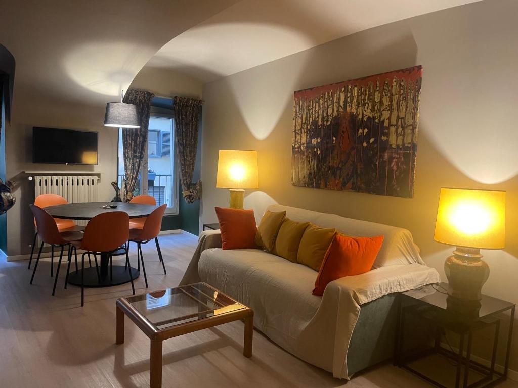 een woonkamer met een bank en een tafel bij Obelisque 1850 con posto auto! in Turijn