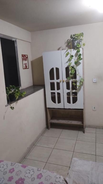 een kamer met een deur met potplanten erin bij Estrela do norte in Serra