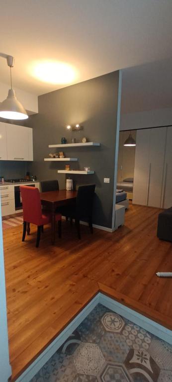 un soggiorno con tavolo da pranzo e una cucina di MiniLoft Cattaneo a Monza