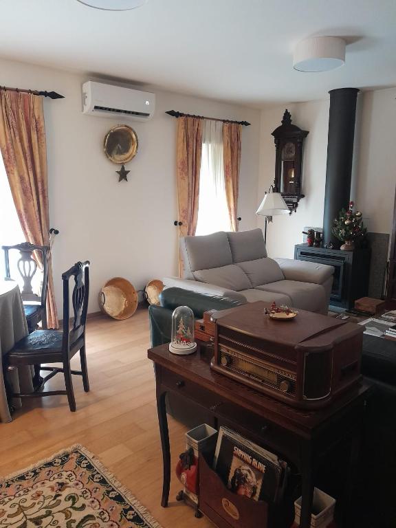 埃武拉Casa Lavanda的客厅里有一张沙发和一张桌子。