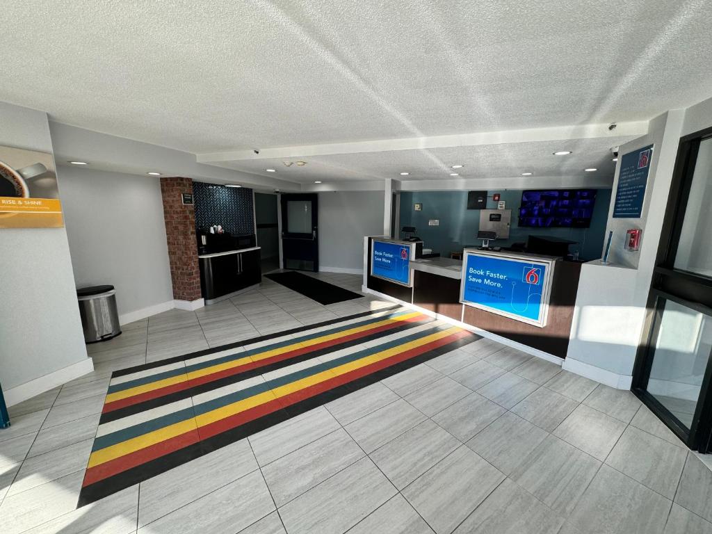Großes Zimmer mit farbenfrohem Teppich auf dem Boden in der Unterkunft Studio 6 Suites East Syracuse NY Airport in East Syracuse