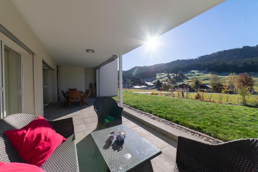 d'une terrasse avec une table et une vue sur la montagne. dans l'établissement Rietgarten, à Wildhaus