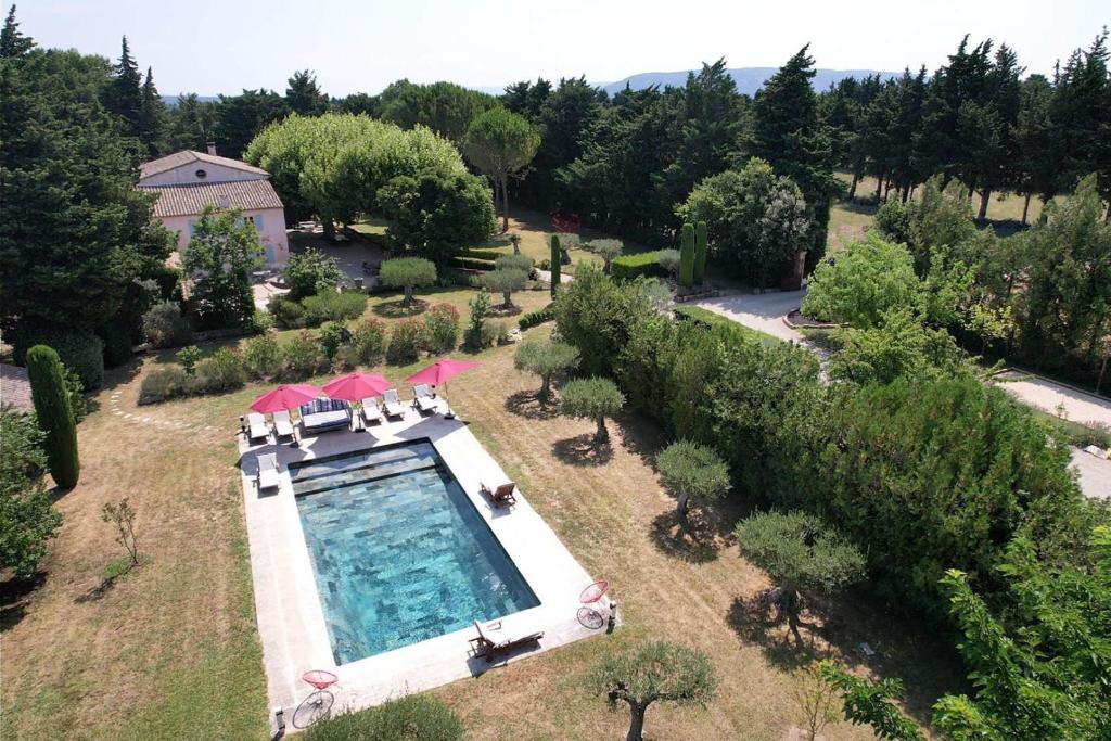 カヴァイヨンにあるSuperbe Mas Provençal 600m2 avec une Superbe Piscine Chauffée et très grand jardin 9000m2, situé au cœur du Luberon en campagne proche de L'Isle sur la Sorgue, 12 personnes, LS2-17 FIGNOULADOの庭園内のスイミングプールの空中ビュー