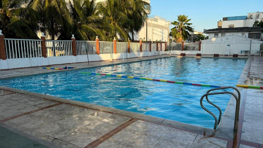 duży basen z niebieską wodą w obiekcie Ayenda Soft Vanilla House Boutique w mieście Cartagena de Indias