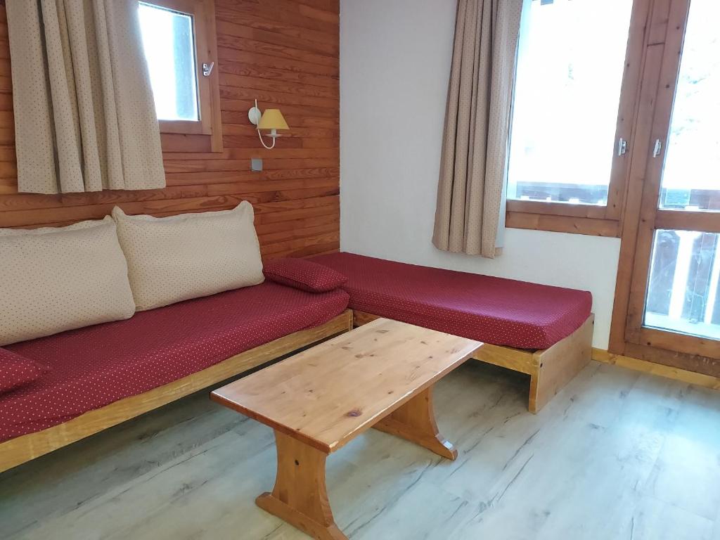 Appartement Valmorel, 2 pièces, 5 personnes - FR-1-356-196にあるシーティングエリア