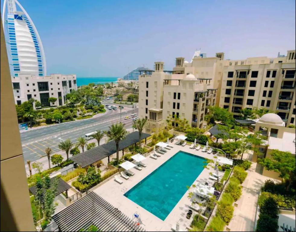 Výhľad na bazén v ubytovaní Burj Al Arab Front 2 Bedroom alebo v jeho blízkosti