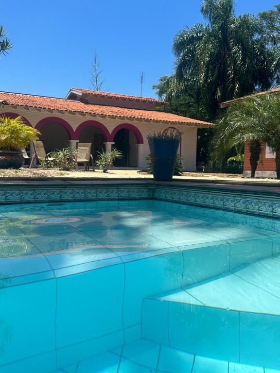 ein Pool vor einem Haus in der Unterkunft Villa Aratoca suíte presidencial in Garça