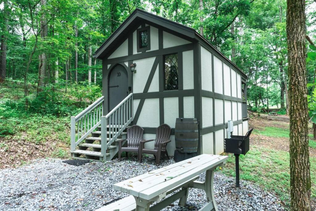 ein kleiner Schuppen mit zwei Stühlen und einer Bank in der Unterkunft Tiny Home Cottage Near the Smokies #10 Helena in Sevierville