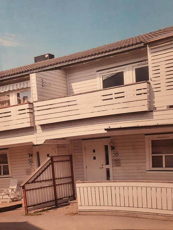 Una gran casa de madera con balcones en la parte superior. en Trondheim, Kroppanmarka Tiller, en Trondheim