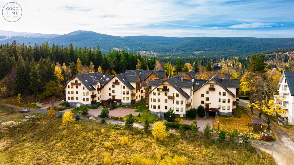 an aerial view of a mansion in the mountains at Apartament Retro - Malownicze Osiedle Podgórze in Szklarska Poręba