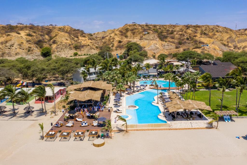 einen Luftblick auf ein Resort mit einem Pool in der Unterkunft Punta Sal Suites & Bungalows Resort in Canoas De Punta Sal