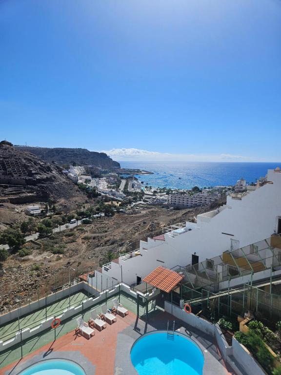 Una vista del océano desde el balcón de un resort. en CASA TONINO, en Mogán