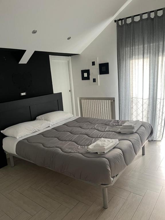 ein Schlafzimmer mit einem großen Bett in einem Zimmer in der Unterkunft Blackheart casa vacanze in Pellezzano