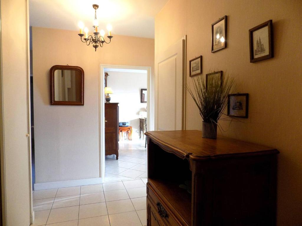 a hallway with a mirror and a dresser in a room at Royan - Résidence VILLA BRACELLI - APPARTEMENT SPACIEUX - Centre-ville in Royan