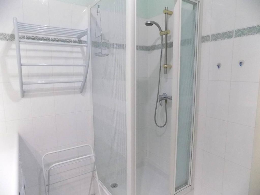 a shower with a glass door in a bathroom at Royan - Résidence VILLA BRACELLI - APPARTEMENT SPACIEUX - Centre-ville in Royan