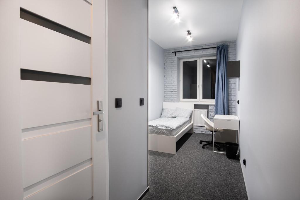 a room with a bed and a desk and a bed sidx sidx sidx at Prywatny pokój z prywatną łazienką - Senatorska 36 in Łódź