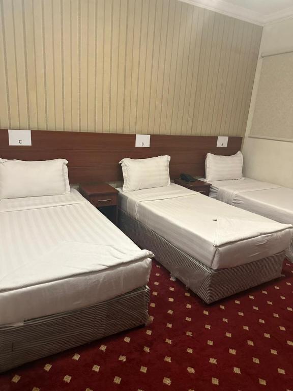 Postel nebo postele na pokoji v ubytování فندق كنان العزيزية Kinan Al Azizia Hotel Makkah