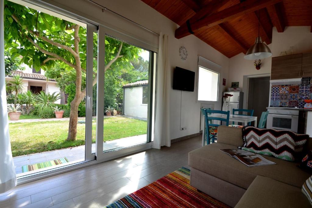 uma sala de estar com uma grande porta de vidro deslizante em Casa degli Avi Don Neli, immersa nella natura em Modica
