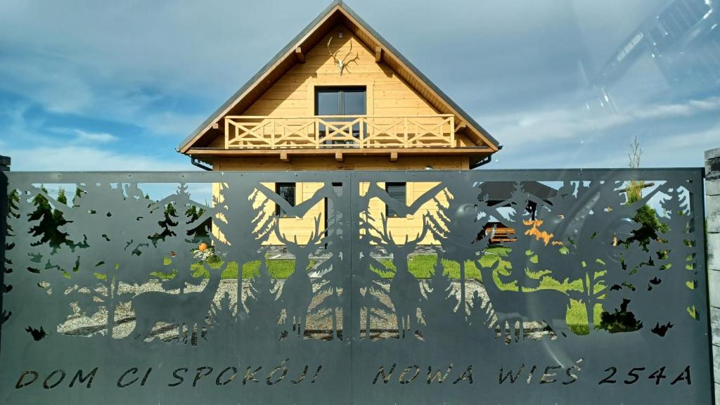 a house on top of a wall with a mural at Dom Ci Spokój in Czudec