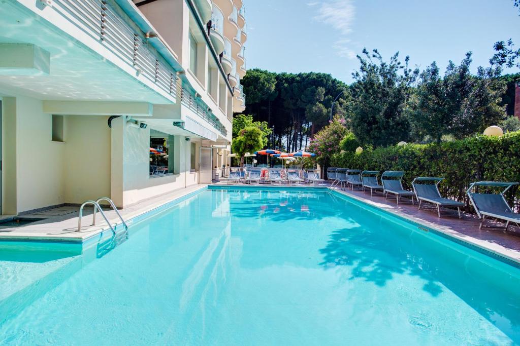 Bazén v ubytování Hotel Everest nebo v jeho okolí