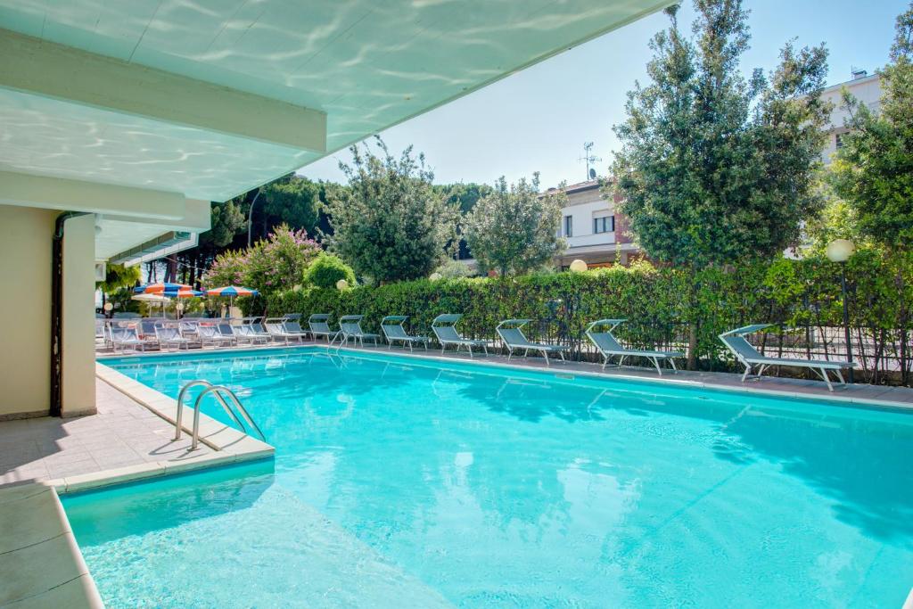 Bazén v ubytování Hotel Everest nebo v jeho okolí