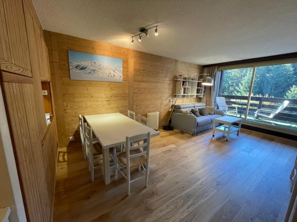 a kitchen and living room with a table and chairs at Appartement Courchevel 1850, 3 pièces, 6 personnes - FR-1-514-27 in Courchevel