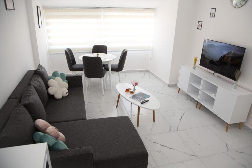ein Wohnzimmer mit Sofa und Tisch in der Unterkunft Art life apartment Flora в спальне нет окна in Alanya