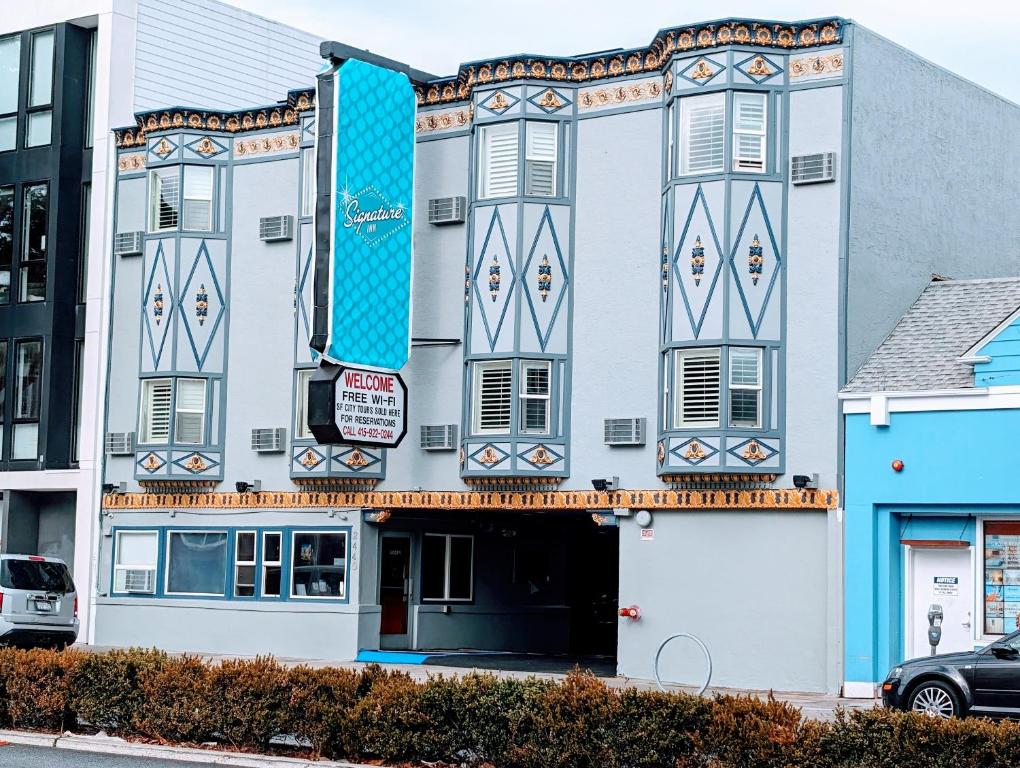 un edificio con una fachada azul y blanca en Signature Inn San Francisco Marina District, en San Francisco