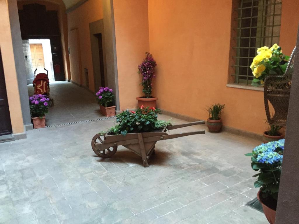 a courtyard with potted plants in a building at Casa di Emanuela in Spello