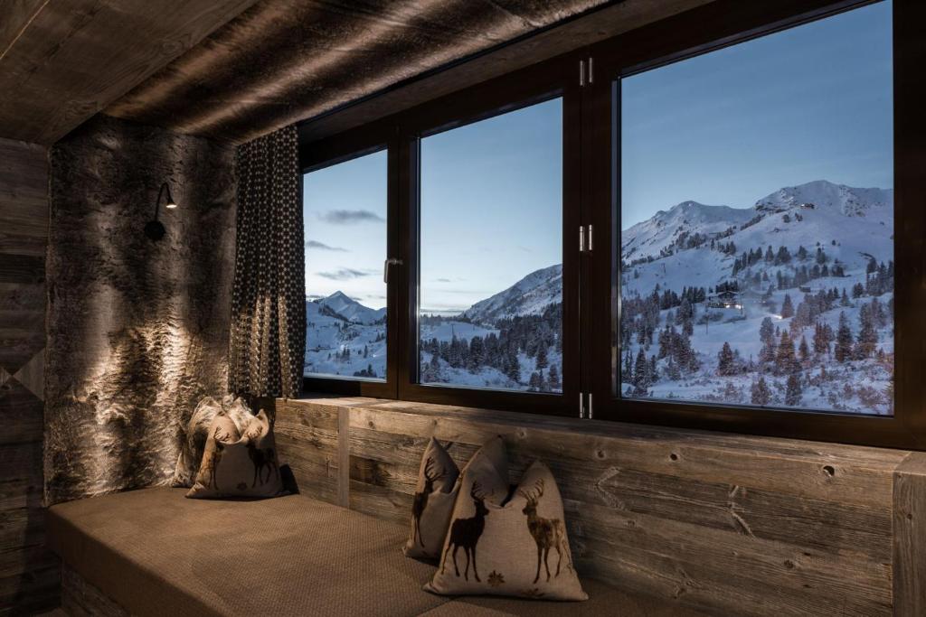 Nespecifikovaný výhled na hory nebo výhled na hory při pohledu z hotelu