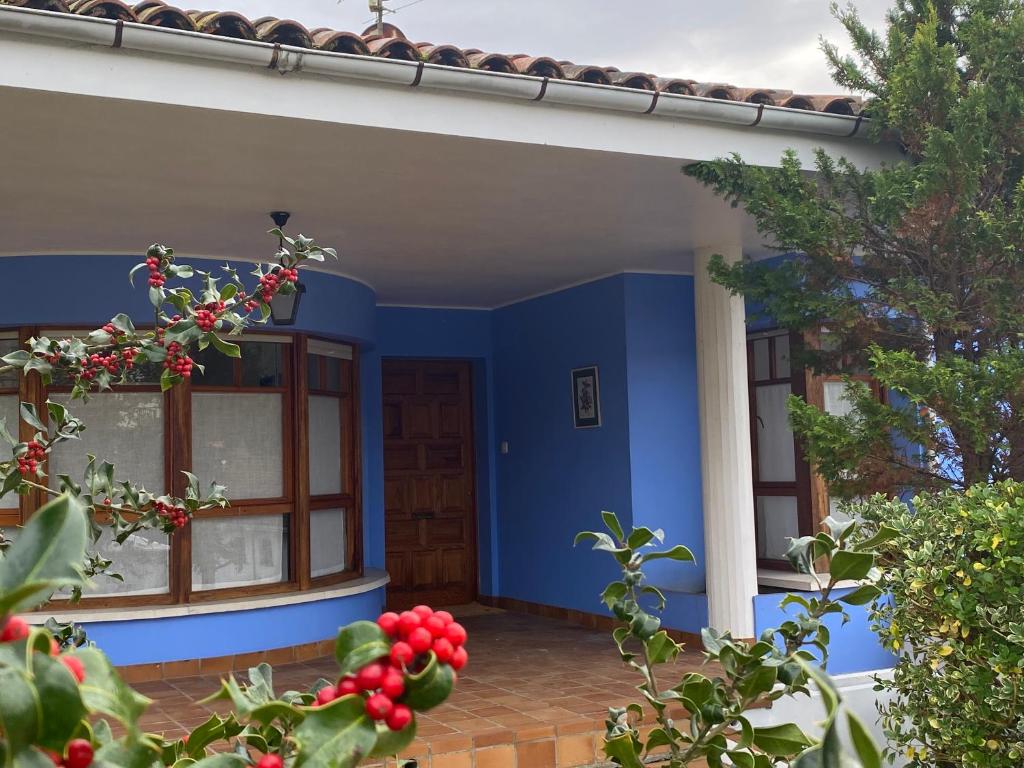 Casa azul y blanca con ventana en VILLA ACEBO, en Arboleya