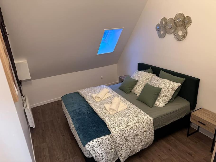 um quarto com uma cama com duas toalhas em Le Saint Eusèbe em Auxerre