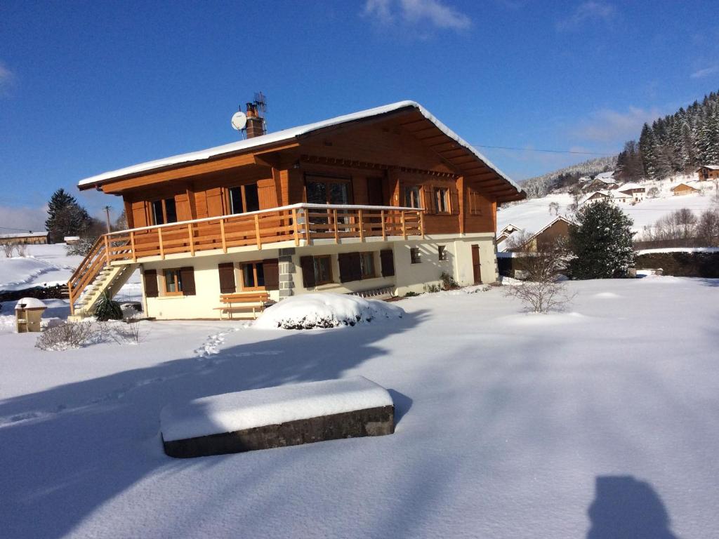 a log cabin with snow in front of it at Gîte confortable à Gérardmer avec jardin, ski, randonnées et activités nautiques - FR-1-589-128 in Gérardmer