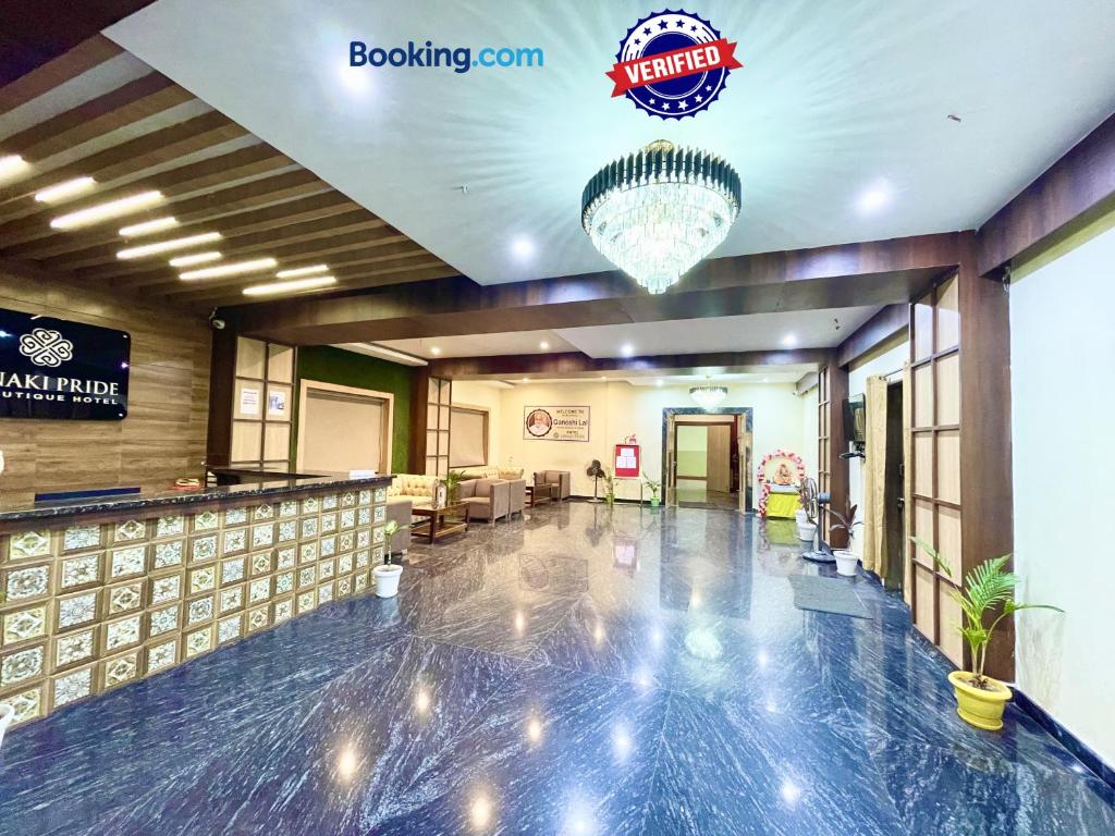 una hall con bar e lampadario pendente di Hotel Janaki Pride, Puri fully-air-conditioned-hotel spacious-room with-lift-and-parking-facility a Puri