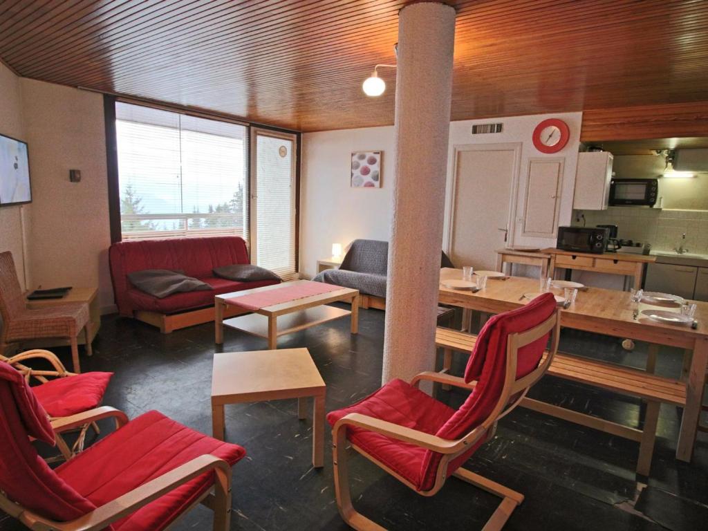 Ein Sitzbereich in der Unterkunft Appartement Chamrousse, 3 pièces, 8 personnes - FR-1-549-108