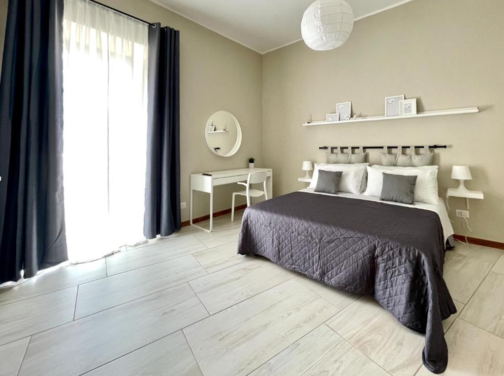 - une chambre avec un lit et une grande fenêtre dans l'établissement Grey Apartment, à Caiazzo