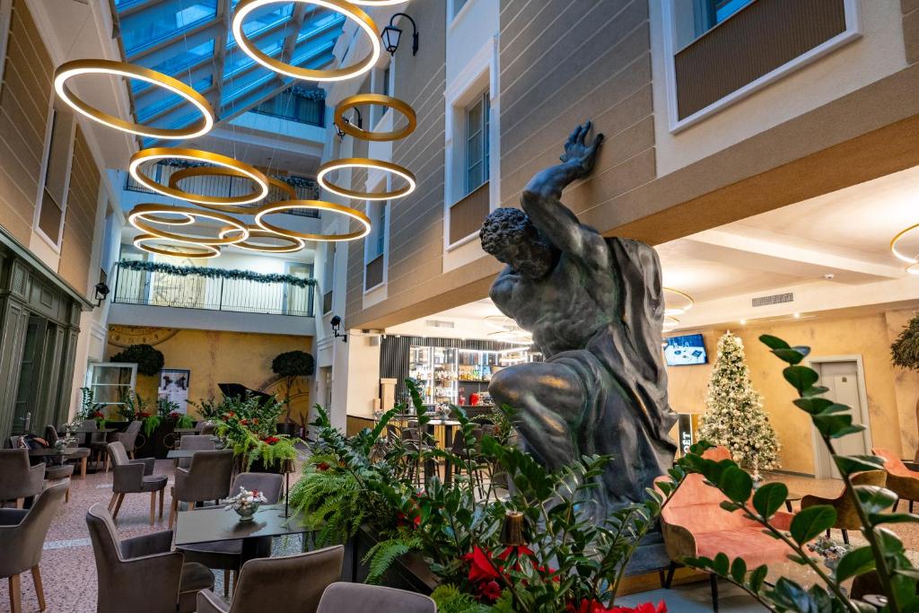 uma estátua no átrio de uma loja em ATLAS Hotel em Timişoara