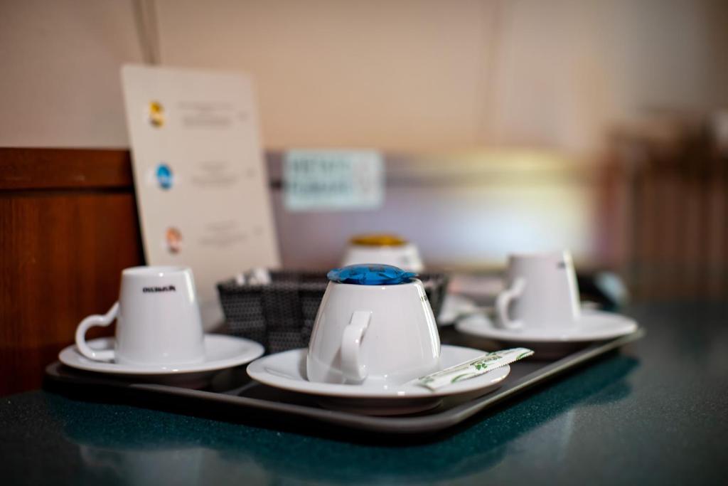 Příslušenství pro přípravu čaje a kávy v ubytování Hotel Novara