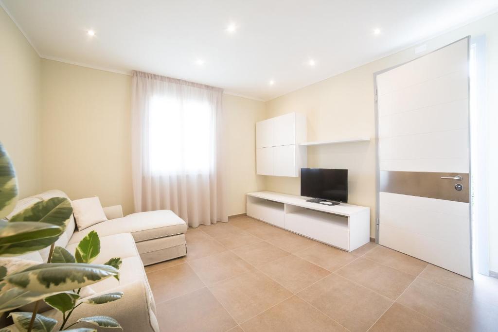 sala de estar con sofá y TV en Home by Massi en Lido di Camaiore