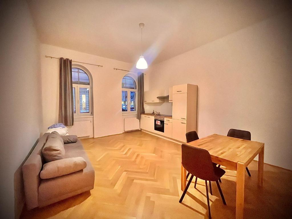 salon z kanapą i stołem w obiekcie Wiedner Apartments w Wiedniu