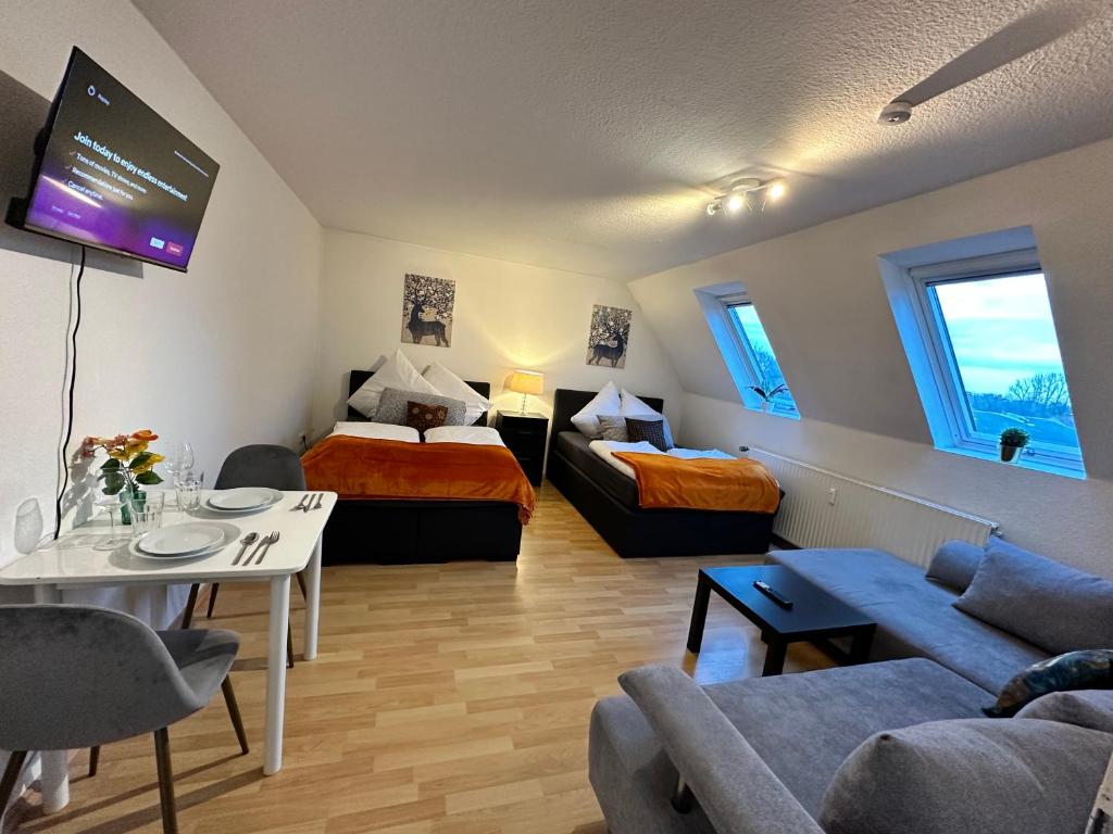 um quarto de hotel com uma cama e uma sala de estar em Modern Apartment in Gütersloh Avenwedde em Gütersloh