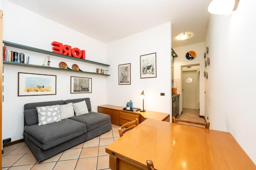 een woonkamer met een bank en een tafel bij CASEMI - Mercato 16 SX IN FULL CITY CENTER in Milaan