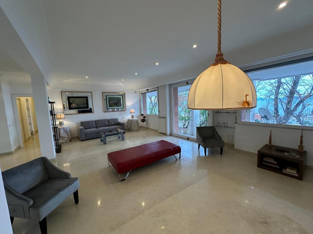ein großes Wohnzimmer mit einem Sofa und einem Tisch in der Unterkunft Luxury Posillipo Capri View Apartment in Neapel