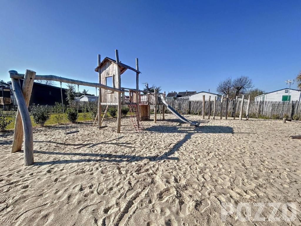 Zdjęcie z galerii obiektu Chalet de standing à Jullouville - Piscine chauffée, près de la plage, 6 couchages, Wi-Fi - FR-1-361-453 w mieście Jullouville-les-Pins