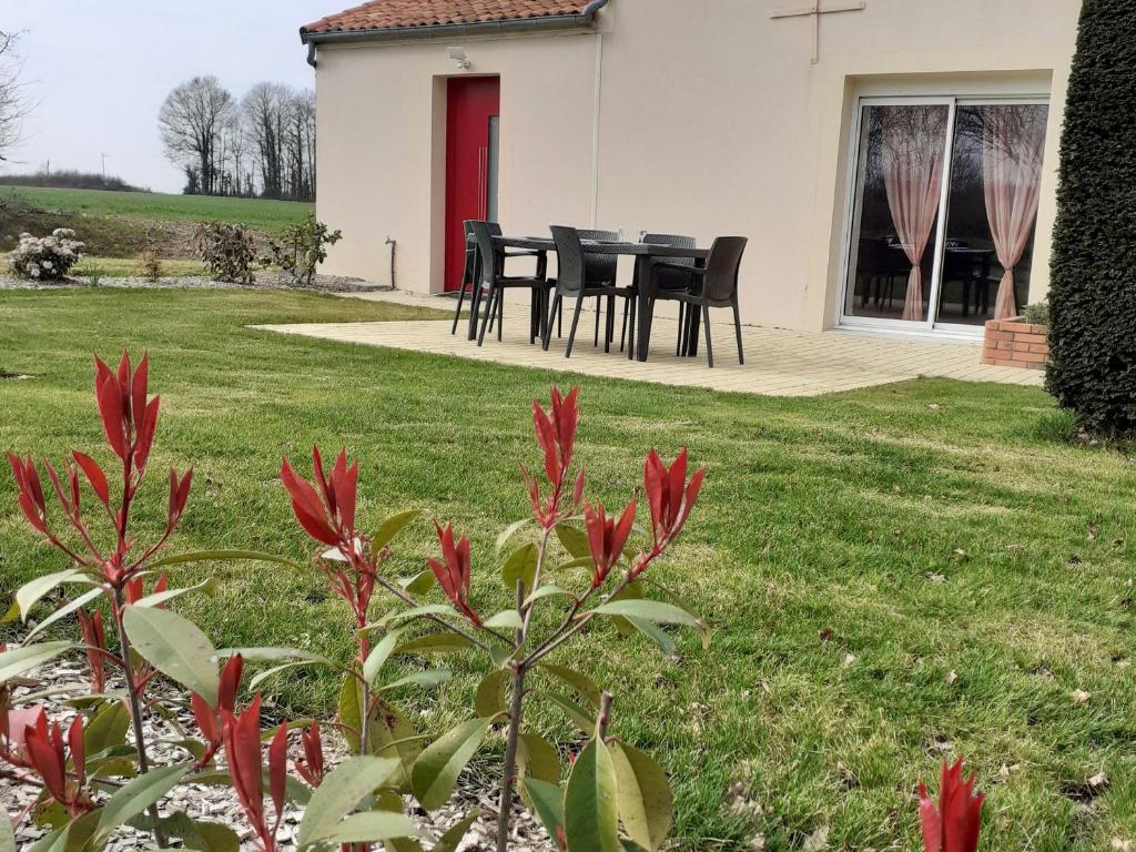 Gîte charmant rénové près du Puy du Fou, 3 chambres, terrasse, barbecue, parking privé, internet Wi-Fi - FR-1-622-2 - Holiday Home (6 Adults)