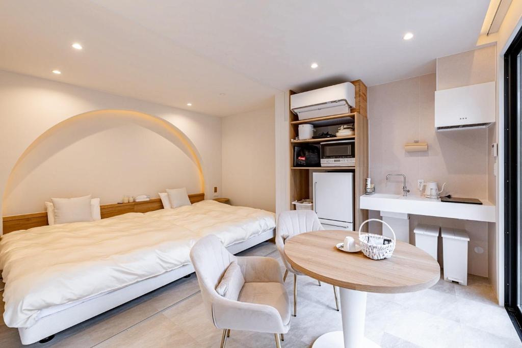 um quarto com uma cama grande e uma mesa em R;MOGAMI - Vacation STAY 25489v 