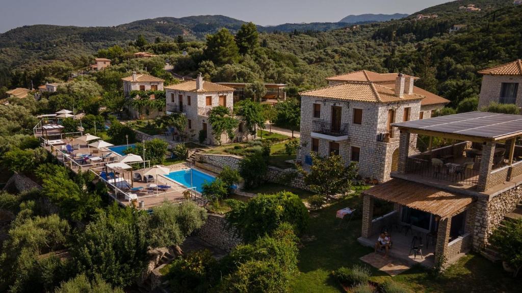 een luchtzicht op een villa met een zwembad bij Villas Panorama Apolpaina Lefkas in Apolpaina