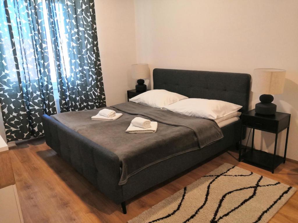 łóżko z dwoma ręcznikami w sypialni w obiekcie Brand New Apartments w Pradze