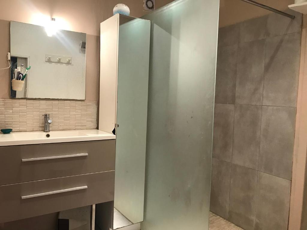 Kúpeľňa v ubytovaní Maison, 2chambres, gde terrasse, prox SNCF, friche et Vieux Port